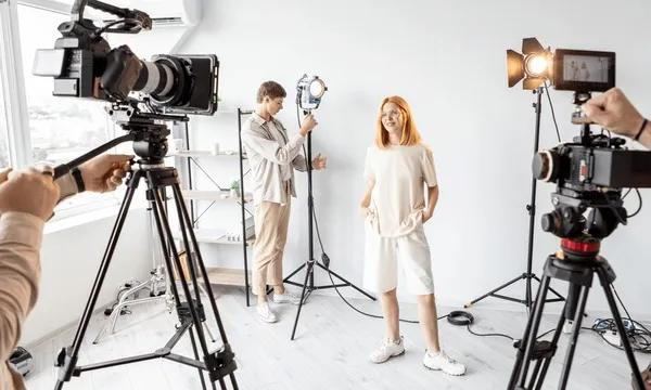 草草影院发布页 - 战地摄影师专访